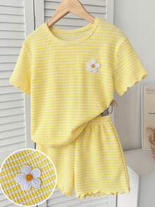 SHEIN Conjunto de camiseta de cuello redondo con bordado floral a rayas y shorts informales para niña preadolescente - Amarillo - Ver 3