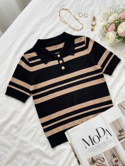 Camiseta semiajustada para mujer, diseño casual y elegante. Cuello tipo camisero con botones elegantes funcionales, silueta semiajustada, manga corta, colores lisos, estampado de líneas horizontales. Tela de poliéster y elastano. Interior fresco y ligero, ideal para el uso diario.
