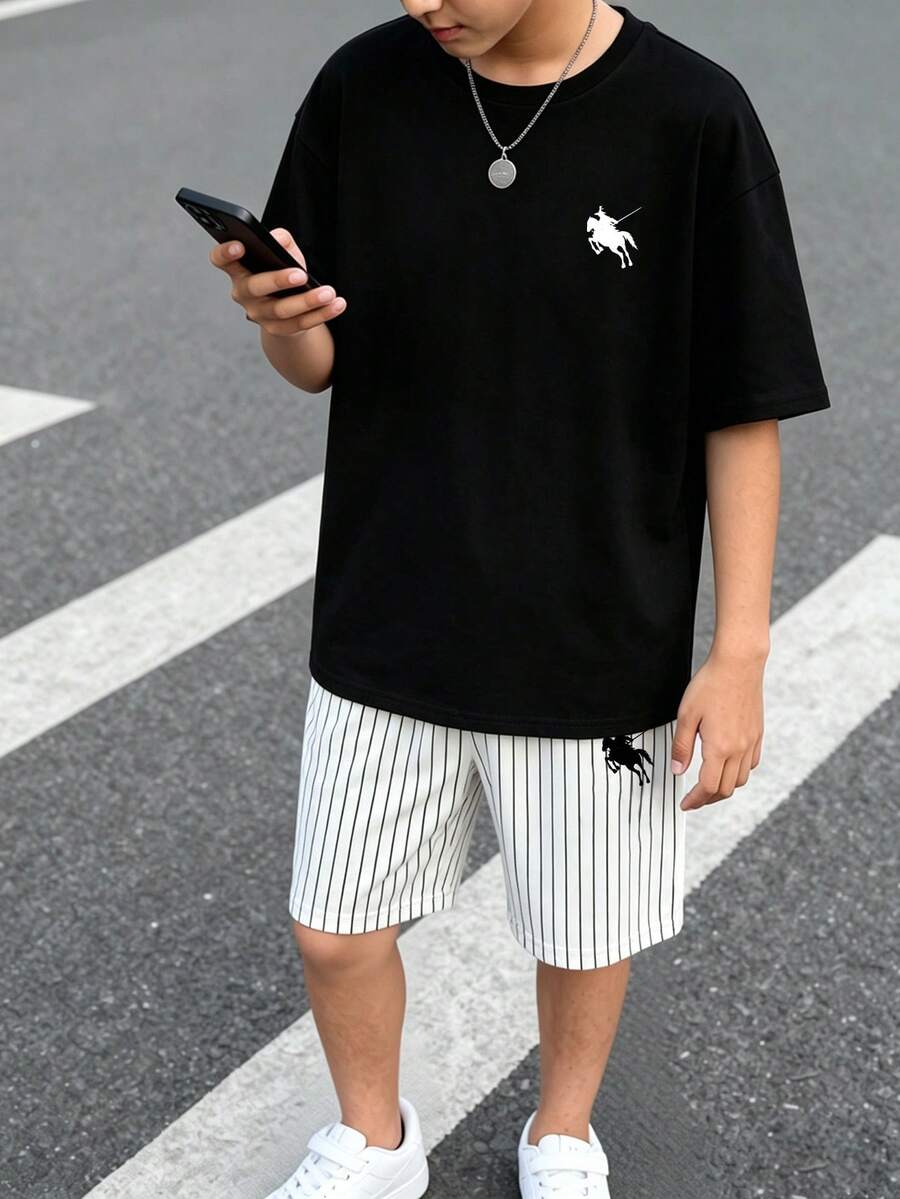2件套,适合8-12岁男童休闲时尚骑士印花撞色条纹圆领短袖T恤+短裤,轻薄高档T恤套装,适合日常穿着、上学、儿童节活动、春夏秋季穿着。 - 彩色 - 查看 1