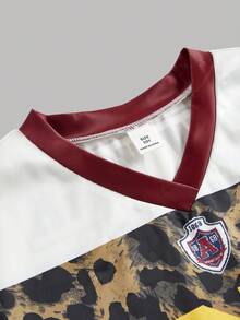 Camiseta corta suelta con cuello en V, estampado de leopardo y malla con gráfico de letras y números, estilo de moda callejera para niñas preadolescentes - Burdeos - Ver 3
