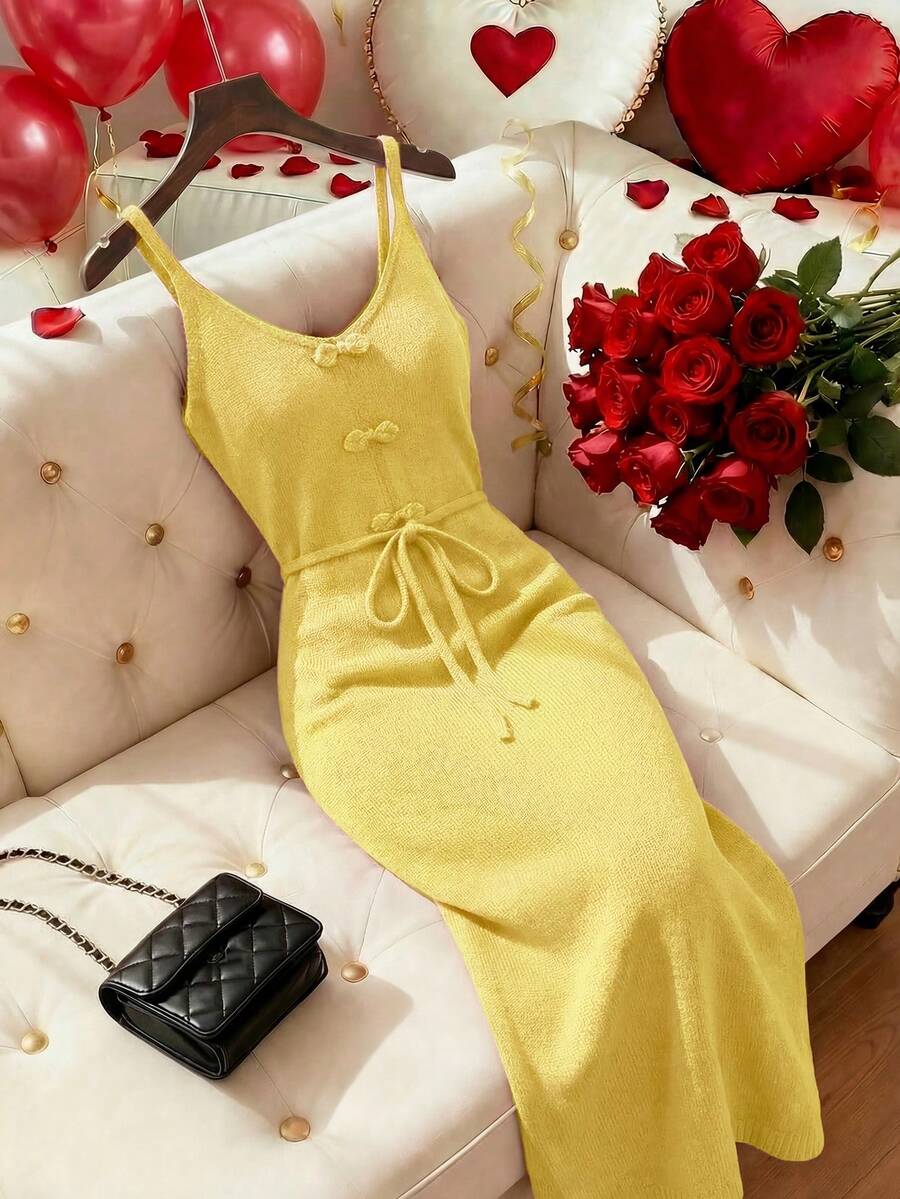 SHEIN LUNE 早春新款复古优雅时尚V领吊带连衣裙,中式纽扣腰带抽绳修身长款针织连衣裙 - 黃色 - 查看 1