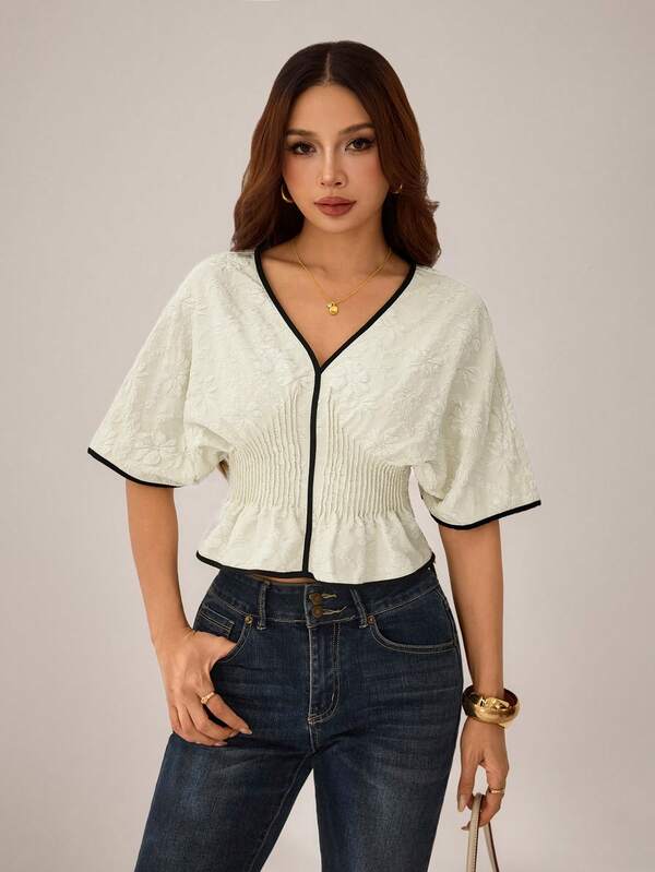 SHEIN PETITE Áo kiểu nữ màu trơn cổ chữ V sâu, xếp ly, ôm sát, có bèo nhún | Áo kiểu thanh lịch ôm sát với viền tương phản | Áo kiểu màu trơn có họa tiết
