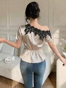 Celisse Áo kiểu satin màu mơ nhạt thanh lịch với đường viền cổ không đối xứng và viền ren. Chiếc áo thun tay ngắn, vạt áo không đối xứng này có phom dáng thon gọn và tôn dáng, là lựa chọn thời trang và đa năng cho cả công sở và thường ngày. Mùa hè - Rượu sâm banh - Xem 2