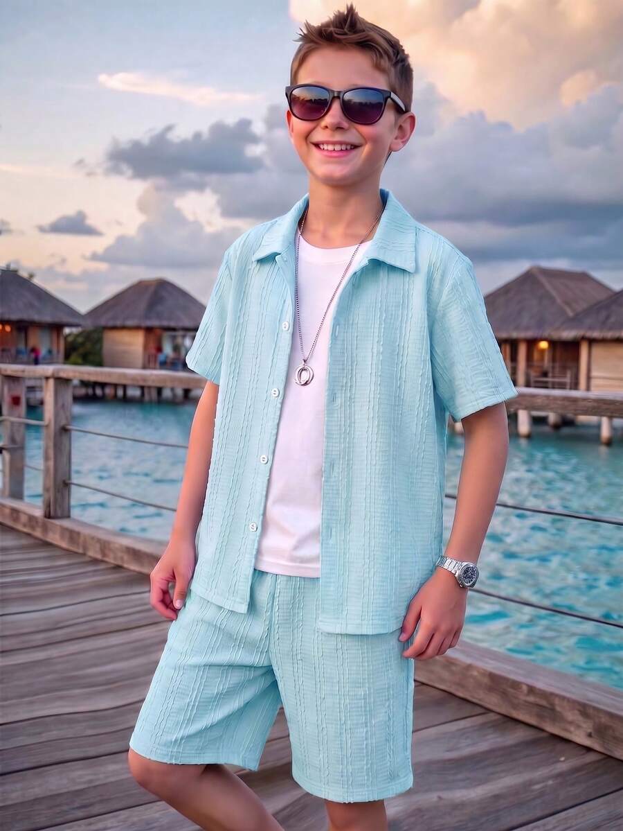 SHEIN Streecool Kids 这款男童三件套针织竖条纹短袖衬衫搭配休闲短裤,采用混纺面料,亲肤透气。衬衫采用多色竖条纹设计,配有小翻领和短袖;短裤采用松紧腰带。休闲度假风,适合日常穿着、幼儿园、海滩旅行等场合。可整套穿着,也可分开搭配,打造阳光活力的儿童造型,是时尚的返校套装。 - 彩色 - 查看 1
