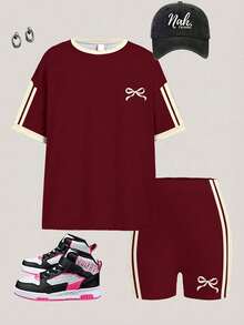 Conjunto de camiseta de manga corta holgada de cuello redondo y mallas tipo shorts ajustados para niña preadolescente, con estampado de mini lazos y rayas de contraste en rojo, de estilo minimalista y cómodo, adecuado para uso diario, estilo callejero, salidas, hogar, vacaciones, deportes, regreso a clases, primavera y verano - Blanco - Ver 2