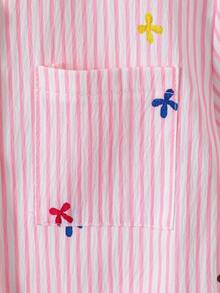 SHEIN Elladie kids 女童粉白条纹彩色蝴蝶结印花短袖衬衫。经典的粉白竖条纹泡泡纱面料，搭配数码印花彩色蝴蝶结图案，以及尖领和胸袋设计。轻盈的面料让孩子全天穿着舒适；适合可爱女孩的休闲穿着。甜美俏皮的款式，适合上学、日常出行、派对、日常穿搭、海岛风情、海滩周末、夏季穿着。 - 粉色 - 查看 7