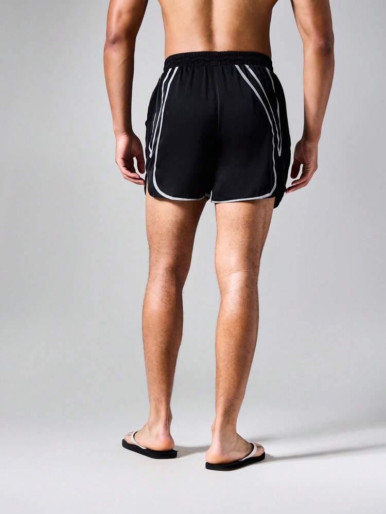Short à ourlet incurvé avec détails de rayures contrastées et logo brodé pour l'été