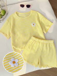 SHEIN Conjunto de camiseta de cuello redondo con bordado floral a rayas y shorts informales para niña preadolescente - Amarillo - Ver 4