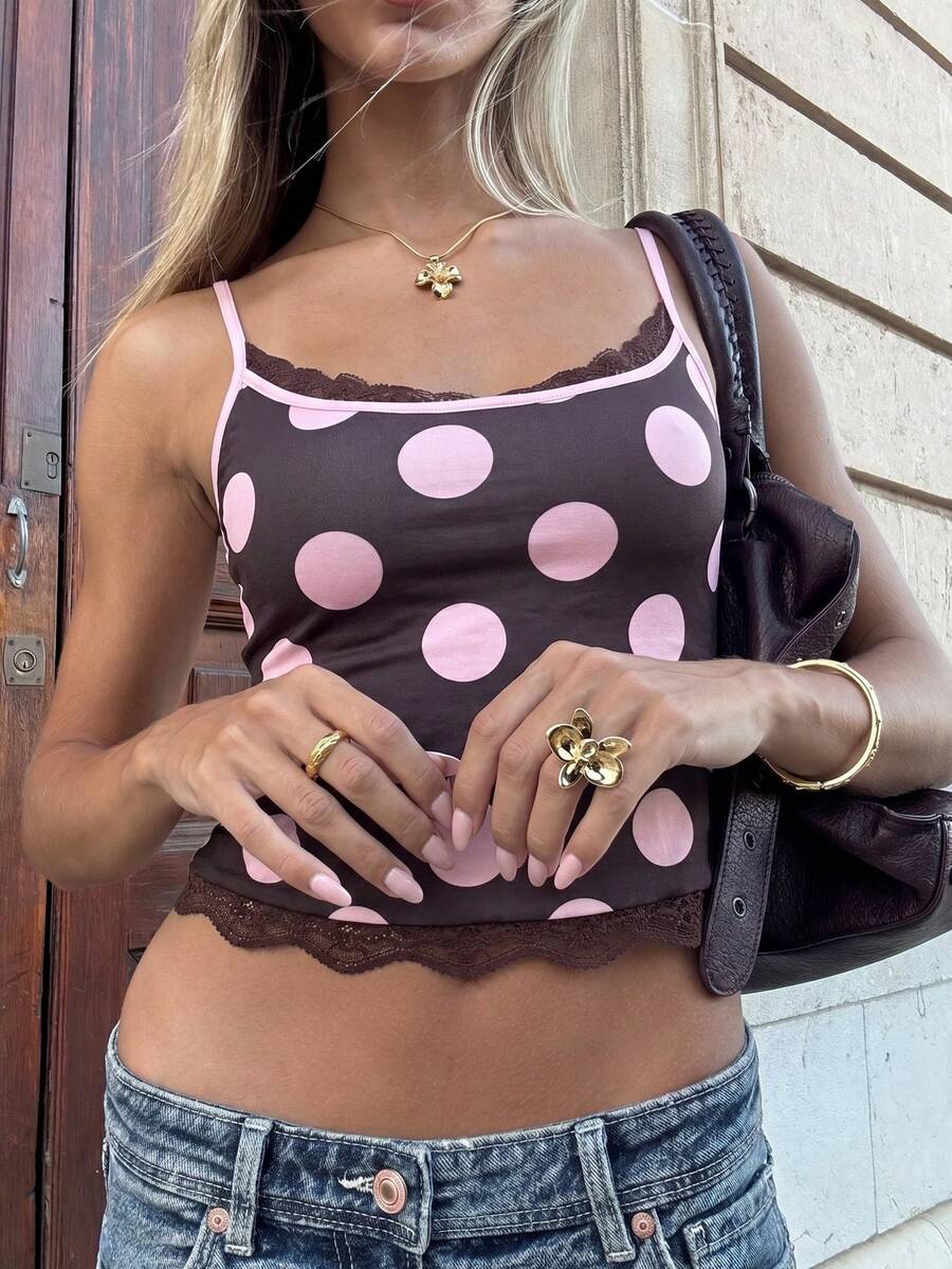 Soleia Camiseta de tirantes de mujer de verano, casual y cómoda, con estampado de lunares y detalles de encaje, hecha de tejido de punto de alta elasticidad, con un ajuste ceñido y escote cuadrado. Adecuada para diversas ocasiones, como vacaciones, fiestas, estar en casa, viajes a la ciudad, festivales de música y talla grande. Blusas de verano, conjuntos de verano para mujer, atuendos de festival, blusas de fiesta, atuendos de playa para mujer