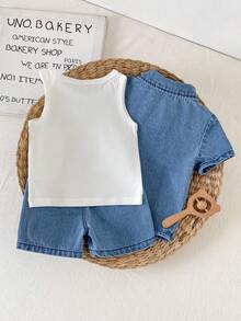 Playful Pals Bộ 3 món cho bé trai in hình gấu, cổ tròn, không tay, màu trắng gồm áo tank top + áo sơ mi denim tay ngắn cổ bẻ cài nút + quần short. Phong cách vintage năng động, dễ thương, thích hợp mặc vào mùa xuân, hè, thu, đi chơi hàng ngày, đến trường, công viên và nhiều dịp trong nhà/ngoài trời khác. - Rửa nhẹ - Xem 2