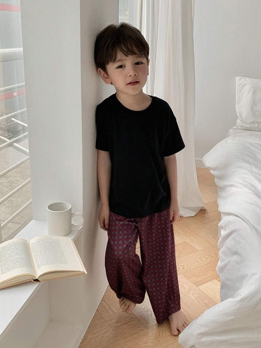 DAZY Bộ đồ ngủ cho bé trai kiểu dáng thường ngày, gồm quần ống rộng kẻ caro và áo thun rộng. - Màu tím - Xem 1