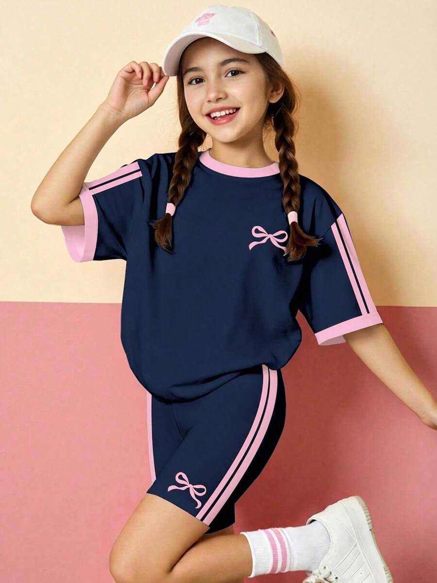 蓝色条纹蝴蝶结印花少女休闲宽松圆领短袖T恤搭配修身骑行短裤套装,适合日常穿着、街头风、外出、度假、运动、返校、春夏等场合。 - 白色 - 查看 1