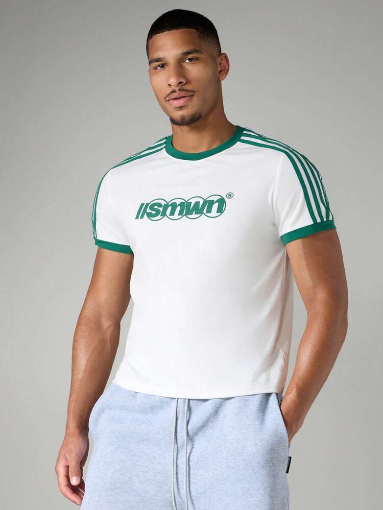 Retro Ringer Rundhals Kurzarm T-Shirt mit kontrastierendem grünem Streifendetail und Logo-Muster
