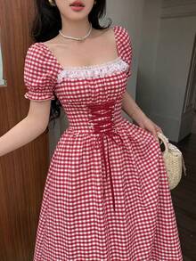 SHEIN PETITE 鄉村風紅白格紋夏季野餐長洋裝，復古格子方領蕾絲飾邊泡泡袖綁帶束腰收腰度假洋裝，適合嬌小女性 - 紅白色 - 查看 8