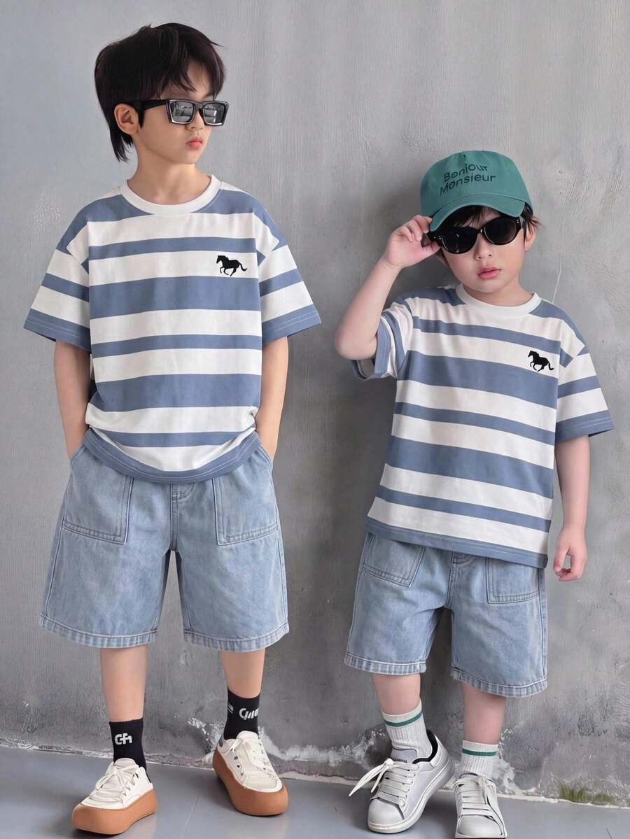 SHEIN 2件套儿童男童休闲宽松条纹圆领T恤和牛仔短裤运动套装，适合春夏季节、郊游、情人节、约会、旅行、度假、家庭聚会、返校、婚礼、派对、运动、生日等场合。