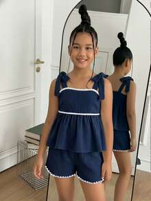 SHEIN Sparklyn 两件套女童夏季休闲时尚套装，经典舒适，白色100%纯棉露肩系带上衣，饰有黑色蕾丝刺绣荷叶边，搭配白色短裤，适合日常穿着、购物、海滩郊游、度假等场合。 - 藏蓝色 - 查看 3