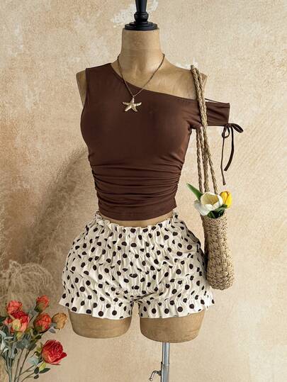 Soleia Bộ đồ 2 mảnh dành cho nữ: Áo cổ lệch bất đối xứng xếp ly và quần short chấm bi.