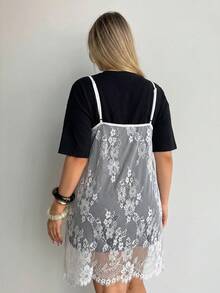Auralis Nuevo vestido sexy de verano con tirantes de espagueti de encaje negro y ribete de pestañas de encaje & Camiseta holgada de manga corta con cuello redondo blanco / Conjunto casual de talla grande / Atuendo romántico casual para vacaciones - Blanco y Negro - Ver 4