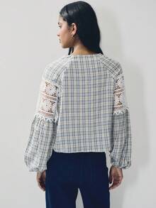 Nöista 这款灯笼袖上衣，结合了蕾丝和格子面料，饰有精致的蕾丝、略微V领和复古木质纽扣，是春夏度假装的完美之选，展现了女性的优雅气质。 - 藍色 - 查看 2