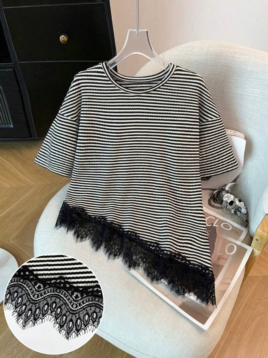 GlowEve Camiseta casual de mujer con rayas, encaje de contraste y bajo asimétrico, para verano - Blanco y Negro - Ver 1