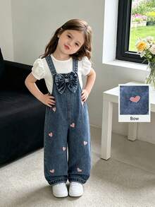 SHEIN Genkimix Kids 女童时尚百搭牛仔背带裤，春夏秋冬皆宜，复古中蓝色牛仔布，粉色爱心刺绣点缀，胸前饰有大蝴蝶结，宽松直筒裤型，面料柔软舒适，适合日常外出和上学穿着。 - 淺色水洗藍 - 查看 9