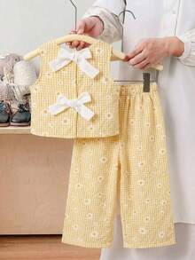 Emery Rose Kids Emery Rose Kids Bộ 2 món áo không tay họa tiết hoa nhí và quần ống rộng thoải mái cho bé gái, bộ đồ hai mảnh cho bé gái, bộ đồ hoa cho bé gái, bộ đồ hai mảnh cho bé gái, bộ đồ hoa cho trẻ em, quần áo trẻ em, bộ váy cho bé gái, quần áo trẻ em kiểu cổ điển, bộ váy cho bé gái, bộ váy in hoa, áo nơ cho bé gái, bộ váy hoa, bộ áo nơ cho bé gái, bộ đồ phối hợp cho bé gái, bộ váy cho bé gái, bộ quần áo bé gái, bộ váy hoa, bộ 2 món áo nơ và váy cho bé gái, bộ đồ chị em gái, áo nơ cho bé gái. - Màu vàng - Xem 9
