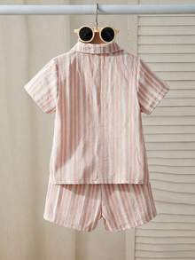 SHEIN Set de 2 piezas de camisa de manga corta y pantalones cortos con rayas jacquard tejidas de manera minimalista y elegante para niño, de tela cómoda y ajuste estilizado, nueva llegada de primavera/verano, adecuado para múltiples temporadas y ocasiones - Marrón - Ver 2