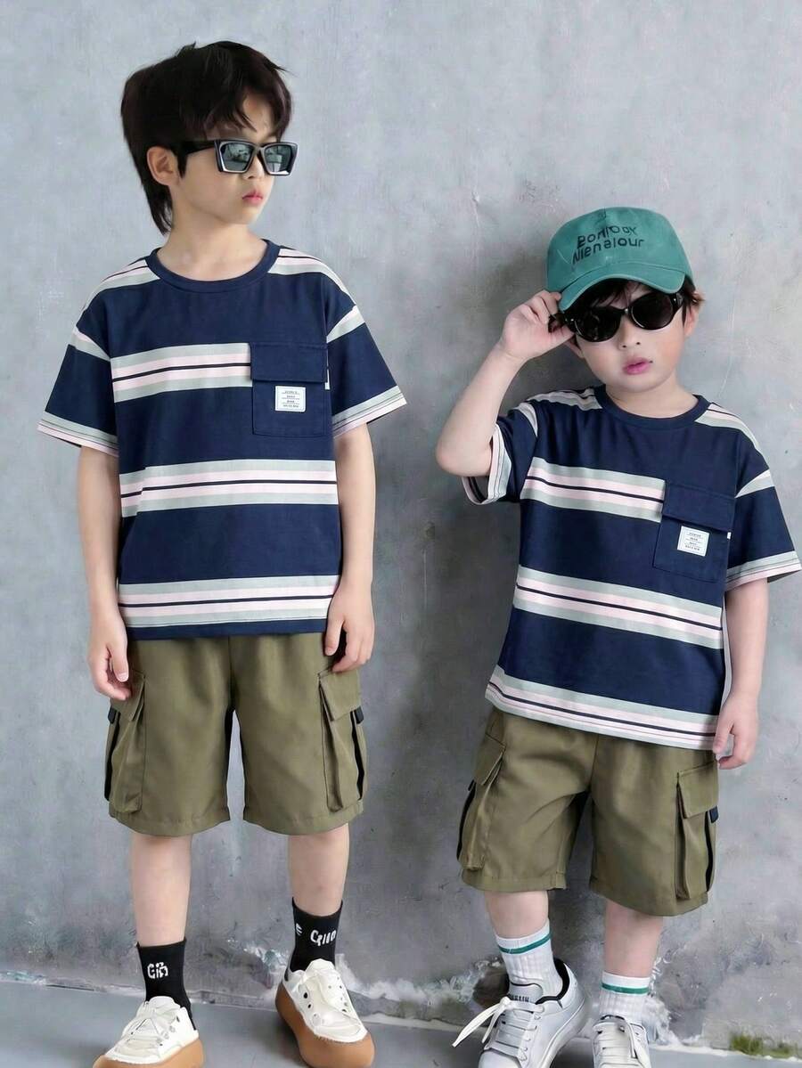 SHEIN 2 件套年轻男孩休闲拼色蓝色、军绿色、卡其色、黑色夏季条纹和字母印花短袖 T 恤和松紧腰短裤套装,适合居家、外出、学校、节日派对、旅行、春夏 - 彩色 - 查看 1