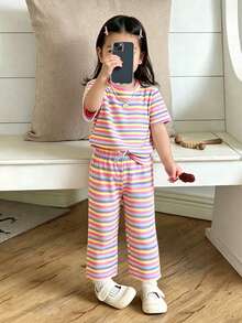 Elladie kids 2件套女童彩色条纹针织T恤和喇叭裤套装，圆领短袖上衣搭配彩色条纹针织休闲喇叭裤，适合女童穿着，可爱休闲，舒适百搭，适合日常穿着、外出、聚会、春夏穿着。 - 彩色 - 查看 1