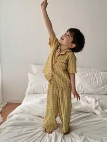 DAZY Bộ đồ ngủ cho bé trai gồm áo polo kẻ caro phối màu tương phản và quần ống đứng kẻ caro. - Màu vàng - Xem 5