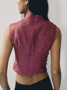 Nöista Top corto sin mangas con cuello alto que presenta un estilo chino moderno, emanando elegancia y casualidad. Hecho de tela jacquard, cuenta con un cuello alto clásico y botones anudados, una silueta corta y entallada, y un sofisticado tono marrón rojizo, perfecto para el uso diario o las vacaciones en primavera y verano. Combínalo con pantalones de cintura alta, faldas y otras prendas inferiores para crear una mezcla elegante de estilo chino moderno y chic urbano. - Rosa vieja - Ver 2
