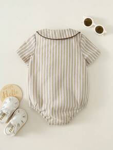 SHEIN Macacão curto listrado cáqui com gola redonda para bebês recém-nascidos (meninos e meninas), ideal para o verão. Perfeito para as férias e para o dia a dia. Ideal para bebês e crianças pequenas. - Multicolorido - Ver 3