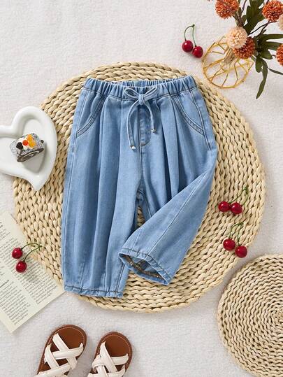 Quần jean ống loe dáng rộng cho bé trai, chất liệu denim xanh.