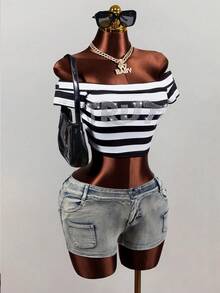 Mistrie Áo thun crop top trễ vai đen trắng kẻ sọc đính đá chữ kiểu Mỹ, ôm sát, hở eo, đa năng. - Đen và trắng - Xem 4