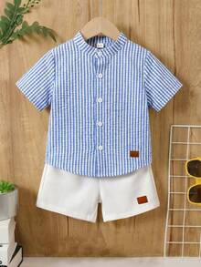 SHEIN Bộ 2 món cho bé trai: áo sơ mi ngắn tay cổ bẻ kẻ sọc và quần short trắng, thoải mái và đa năng, phù hợp mặc trong nhà, ngoài trời, hàng ngày, thể thao, vui chơi, dự tiệc, chụp ảnh, kỳ nghỉ, thích hợp cho mùa xuân/hè. - Nhiều màu - Xem 8