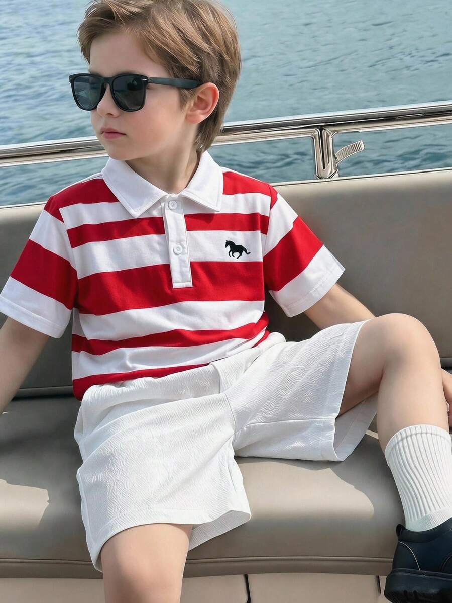 SHEIN 2件套男童休闲条纹领短袖polo衫和白色短裤运动裤套装，适合返校、生日、派对、婚礼、洗礼、开幕式、旅行、运动、春夏等场合。