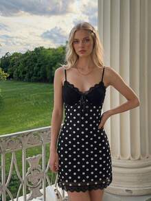 SHEIN MOD Vestido de mujer con lunares de encaje, minifalda de tirantes finos retro, elegante vestido de malla fluida con estampado, alta elasticidad, para vacaciones - Blanco y Negro - Ver 1