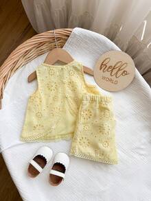 Bộ đồ mùa hè dễ thương cho bé gái gồm áo không tay thêu ren khoét lỗ và quần short cạp chun. - Màu Mù tạt vàng - Xem 1