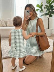 SHEIN Vestido sin mangas casual y lindo con volantes y estampado de cuadros para niña bebé en vacaciones de verano - Multicolor - Ver 1