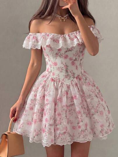 Glamine Charm Đầm nữ phong cách nghỉ dưỡng lãng mạn, đầm ngắn bằng chiffon in hoa khoét eo, đầm trễ vai xếp nếp.