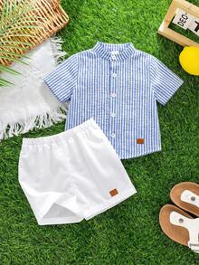 SHEIN Bộ 2 món cho bé trai: áo sơ mi ngắn tay cổ bẻ kẻ sọc và quần short trắng, thoải mái và đa năng, phù hợp mặc trong nhà, ngoài trời, hàng ngày, thể thao, vui chơi, dự tiệc, chụp ảnh, kỳ nghỉ, thích hợp cho mùa xuân/hè. - Nhiều màu - Xem 4