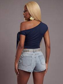 Modviera Blusa corta asimétrica de hombro con estampado de letras y efecto retorcido para mujer - Azul Marino - Ver 2