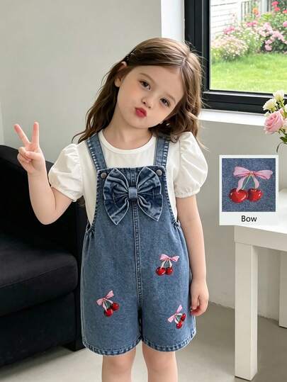Souflis Quần yếm và áo liền quần denim cho bé gái, bộ sưu tập mùa hè mới, kiểu dáng ngọt ngào và dễ thương, denim màu trung bình kiểu vintage, thiết kế eo chun, họa tiết nơ và quả anh đào, trang trí nơ phía trước, thời trang, dáng suông thoải mái, chất vải mềm mại và dễ chịu, đa năng cho mặc hàng ngày, đi nghỉ mát, dự tiệc, kỳ nghỉ hè. Quần yếm denim mới về cho bé gái