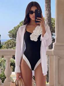 Selianne Body ajustado con bloques de color de moda para mujer, diseño de tirantes finos con decoración floral 3D, versátil para uso diario, vacaciones, festivales de música, fiestas - Blanco y Negro - Ver 1
