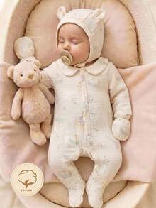 SHEIN Bộ áo liền quần dài tay, mũ và găng tay họa tiết gấu bằng vải muslin cotton màu mơ cho trẻ sơ sinh, thích hợp mặc ở nhà. - Màu be - Xem 1