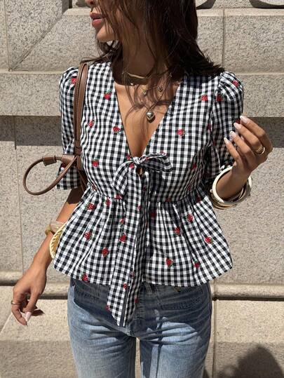 SHEIN PariChic Blouse femme à col V avec nœud papillon, manches bouffantes, motif fraise brodée sur fond à carreaux noir et blanc. Style doux et juvénile, élégant et raffiné. Top court polyvalent pour un port quotidien, adapté pour le shopping, les sorties et les tenues décontractées.