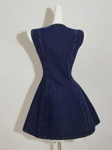 SHEIN PETITE Vestido corto de mezclilla sin mangas con botones delanteros para mujer, vestimenta casual de verano, vintage y de fiesta para mujeres. Vestido de mezclilla sin mangas con cintura ajustada y botones delanteros para mujer - Azul lavado oscuro - Ver 2