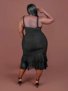 CurvyTilda Vestido midi ajustado con cuello en V, volantes y pliegues para mujer de talla grande, vestido de fiesta para vacaciones - Negro - Ver 4