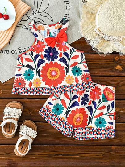 SHEIN Bộ quần áo bé gái 6 tháng-3 tuổi, 2 món/set, thanh lịch và quyến rũ, phong cách thường ngày thoải mái, gồm áo không tay xếp ly in hoa và quần short in hoa.