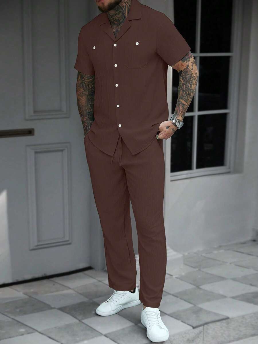 Manfinity CasualCool 2件組男士休閒純色紋理短袖襯衫與抽繩腰鬆直筒長褲套裝,兩件式穿搭衣著,舒適正式 - 棕色 - 查看 1